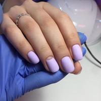 manucure féminine bleue sur les ongles en gros plan photo