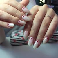 manucure de différentes couleurs sur les ongles. manucure féminine sur la main sur fond gris photo