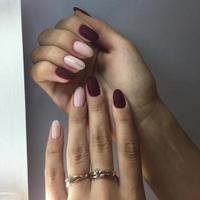 manucure de différentes couleurs sur les ongles. manucure féminine sur la main sur fond gris photo