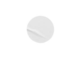 Étiquette autocollante en papier rond blanc vierge isolée sur fond blanc avec un tracé de détourage photo