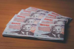 gros plan de la monnaie kip lao sur la table, l'inflation et le concept économique photo
