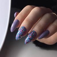 mains féminines avec manucure violette pour femmes sur les ongles photo