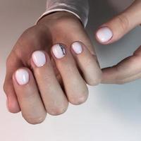 manucure féminine sur les ongles avec l'inscription amour sur l'ongle photo