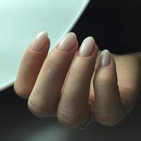 manucure française sur les ongles. conception de manucure française. vernis à ongles gel manucure photo