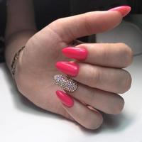 main avec manucure ongles rouges photo