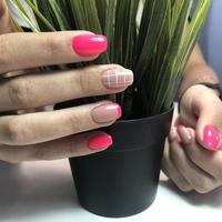 manucure rose féminine à la mode élégante. mains d'une femme avec manucure rose sur les ongles photo