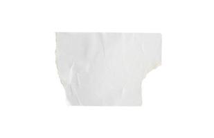 Étiquette autocollante en papier blanc vierge isolée sur fond blanc avec un tracé de détourage photo