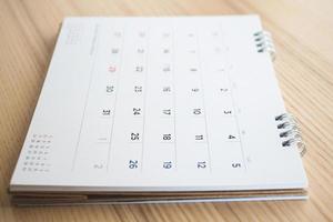 page de calendrier sur fond de table en bois photo