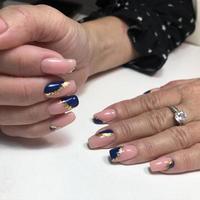 manucure rose féminine à la mode élégante. mains d'une femme avec manucure rose sur les ongles photo