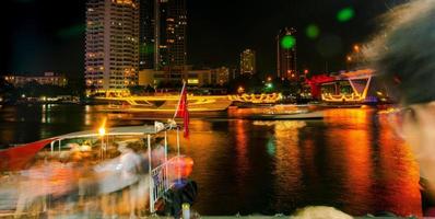 scène nocturne de la rivière chao phraya avec le paysage urbain de bangkok, thaïlande photo