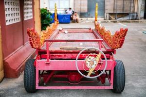 chariot de cercueil traditionnel thaïlandais pour la crémation photo