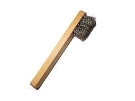 brosse à poils métalliques et manche pour les besoins techniques. outil de nettoyage en métal. photo