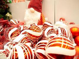 décorations de noël dans une boîte. prépare à habiller le sapin de noël. photo