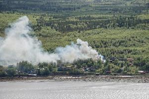 feu dans le village au bord de la baie de kola. photo