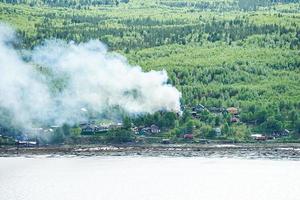 feu dans le village au bord de la baie de kola. photo