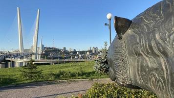 vladivostok, russie - 20 septembre 2022 - paysage urbain avec vue sur la sculpture du tigre.