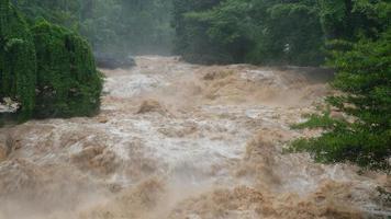 cataracte de cascade dans les montagnes forestières. des ruisseaux sales coulent sur les pentes montagneuses de la forêt de montagne après de fortes pluies en thaïlande. inondation de la rivière, mise au point sélective.