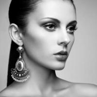portrait de la belle jeune femme avec boucle d'oreille. bijoux et acce
