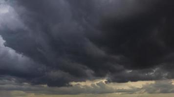 le ciel sombre avec de gros nuages convergents et un violent orage avant la pluie.ciel de mauvais temps. photo