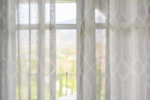 rideau de fenêtre avec jardin vert abstrait arrière-plan flou photo