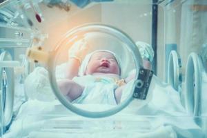 Naissance bébé fille à l'intérieur de l'incubateur à l'hôpital après la salle d'accouchement photo