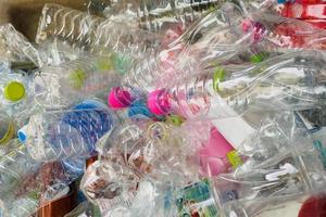 bouteilles en plastique dans la station de recyclage des ordures photo