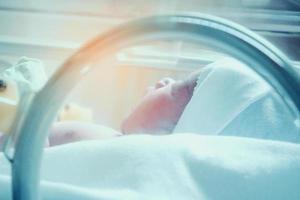 Naissance bébé fille à l'intérieur de l'incubateur à l'hôpital après la salle d'accouchement photo