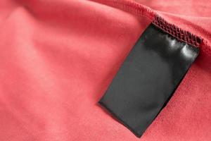 étiquette de vêtements de couleur noire vierge sur un t-shirt rouge photo