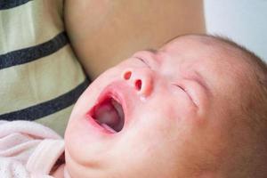 bébé nouveau-né qui pleure photo