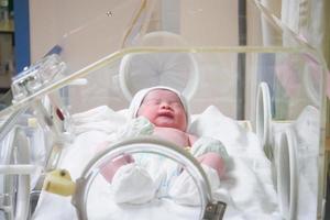 Naissance bébé fille à l'intérieur de l'incubateur à l'hôpital après la salle d'accouchement photo