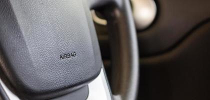 signe d'airbag de sécurité sur le volant de la voiture photo