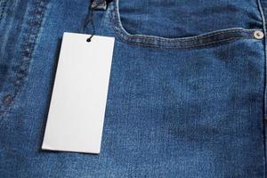 Jeans bleu avec étiquette de prix blanc vierge photo