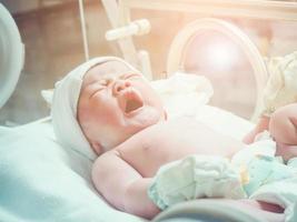 Naissance bébé fille à l'intérieur de l'incubateur à l'hôpital après la salle d'accouchement photo