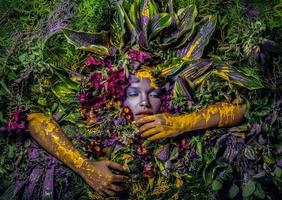 portrait de fille de conte de fées entouré de plantes et de fleurs naturelles.