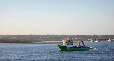 bateau de pêche vert naviguant photo