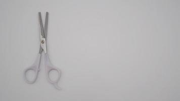 ciseaux de coiffeur pour coupe de cheveux isolé sur fond blanc. photo