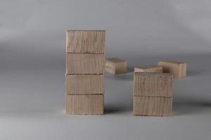 Cubes de jouets en bois sur fond blanc photo