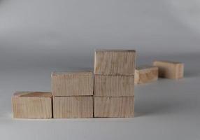 empilement de blocs de bois comme marche d'escalier. concept d'entreprise pour le processus de réussite de la croissance. photo