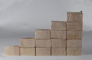 empilement de blocs de bois comme marche d'escalier. concept d'entreprise pour le processus de réussite de la croissance. photo