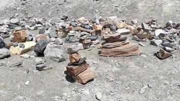 pile de pierres au sommet de la montagne disposée pour la méditation. photo