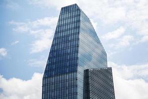 milan, italie, 2016 - vue sur la tour du diamant à milan, italie. ce bâtiment de 140 m de haut a été conçu par kohn pedersen fox et a été inauguré en 2012. photo