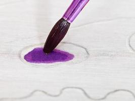 dessin ornement violet sur toile de soie photo