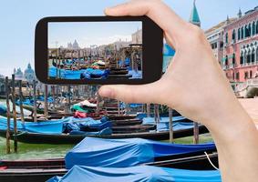 prendre des photos de gondoles près de la piazza san marco