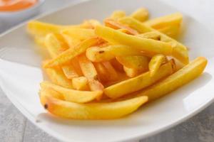 frites ou croustilles sur plat blanc photo