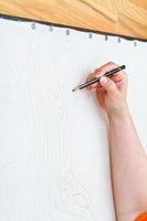 L'artiste dessine un croquis au crayon sur soie photo