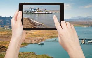 touriste prenant des photos sur la zone de loisirs du lac Mead