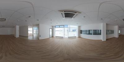 panorama sphérique complet et harmonieux à 360 degrés en projection équirectangulaire d'une petite salle de bureau vide dans un bâtiment industriel photo