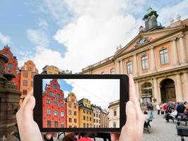 Touriste prenant des photos de la place stortorget à stockholm