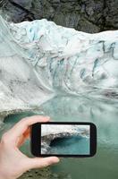 sous l'eau du glacier briksdal en norvège photo