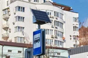 panneau solaire sur le poteau de signalisation de la route de la ville, alimentation pour l'éclairage de l'arrêt de bus, électricité respectueuse de l'environnement photo